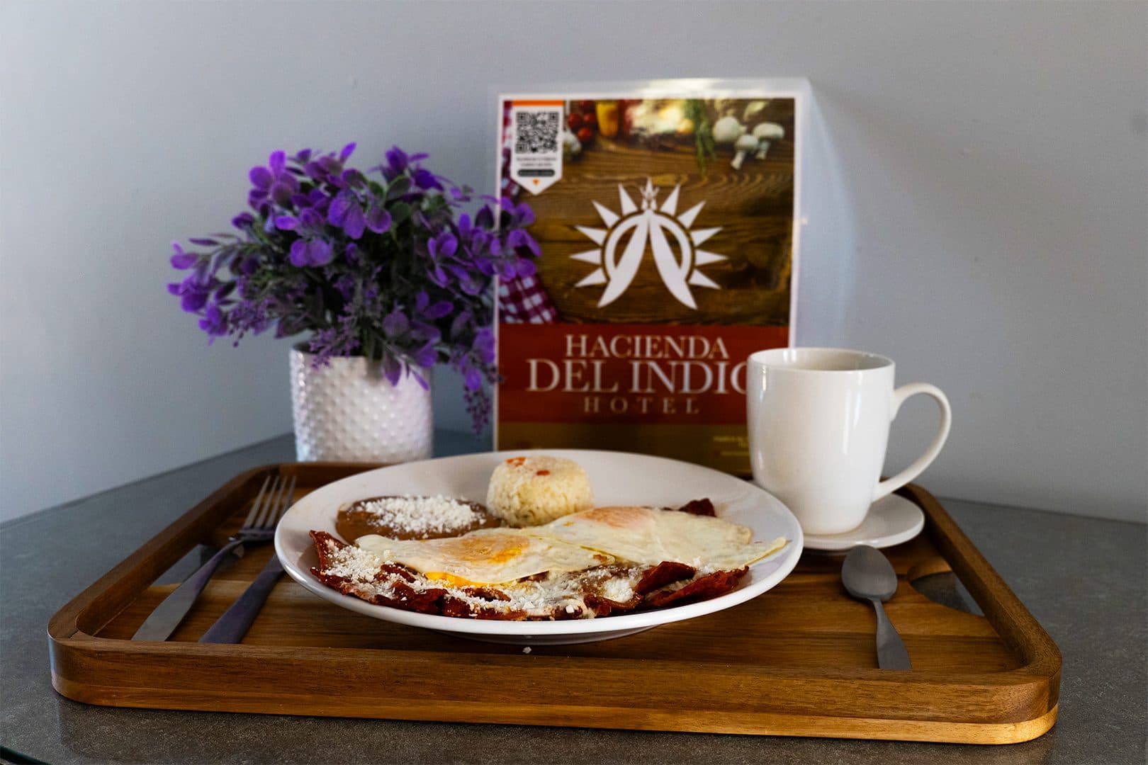 Desayuno servido en charola de madera con café