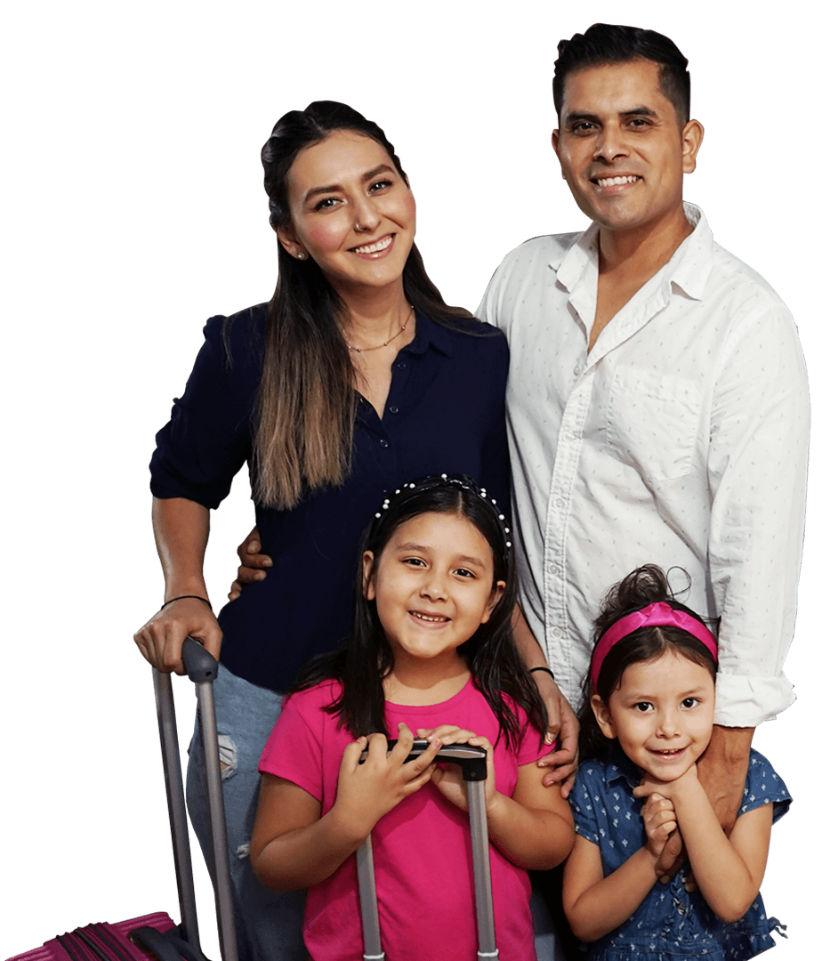 Familia sonriente con maletas lista para hospedarse en Hacienda del Indio