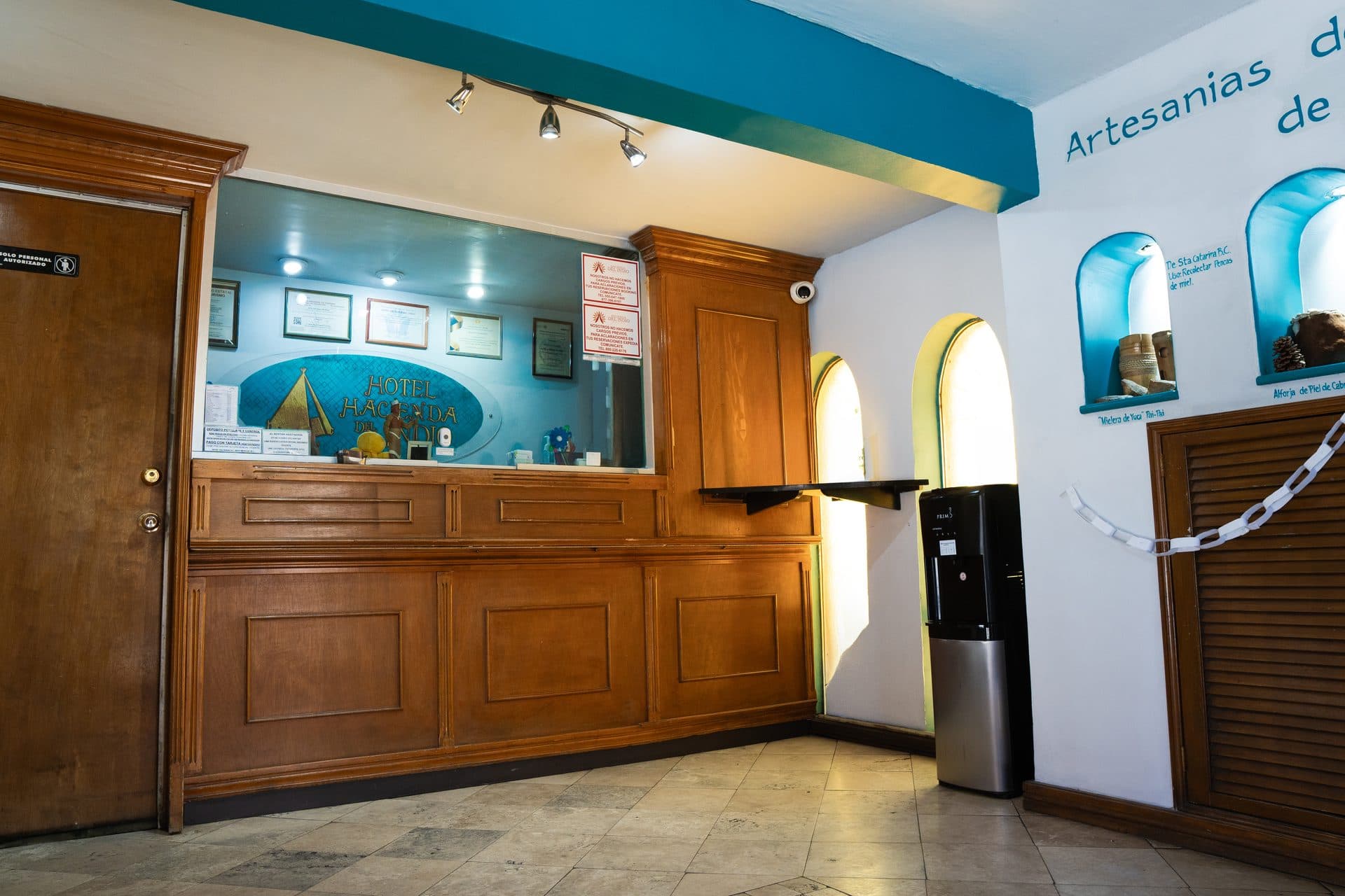 Recepción de madera con mural de artesanías de Baja California