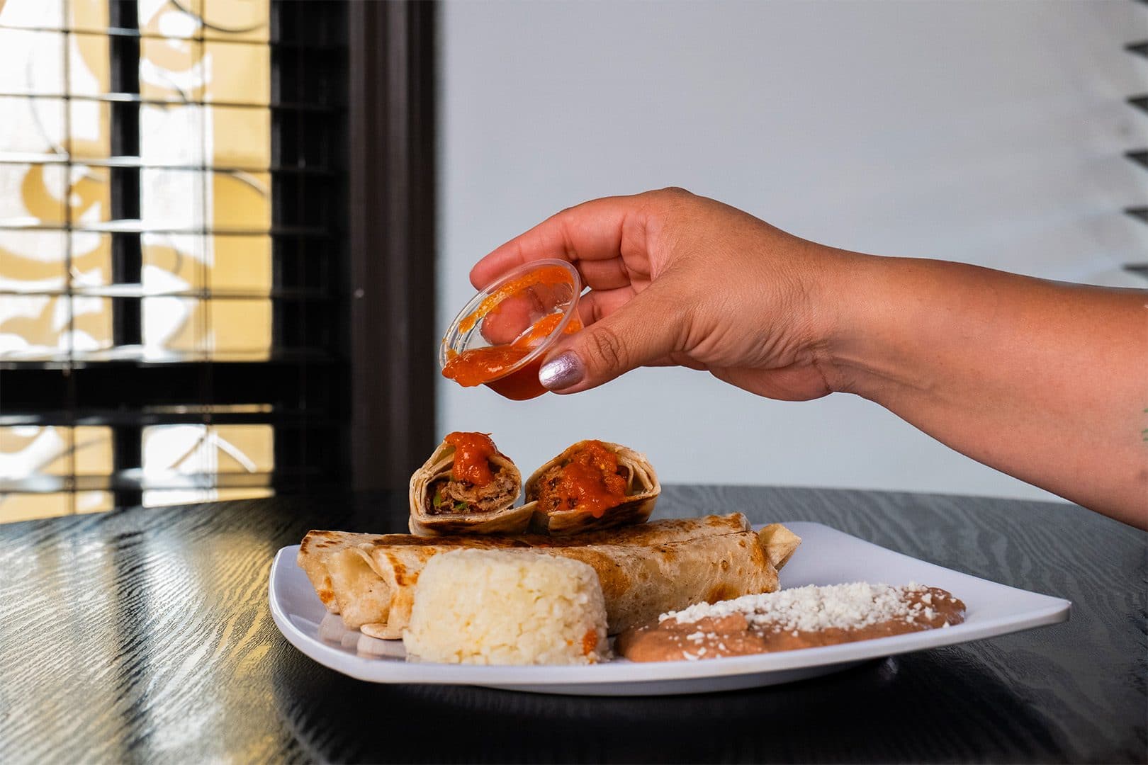 Burritos con arroz, frijoles y salsa