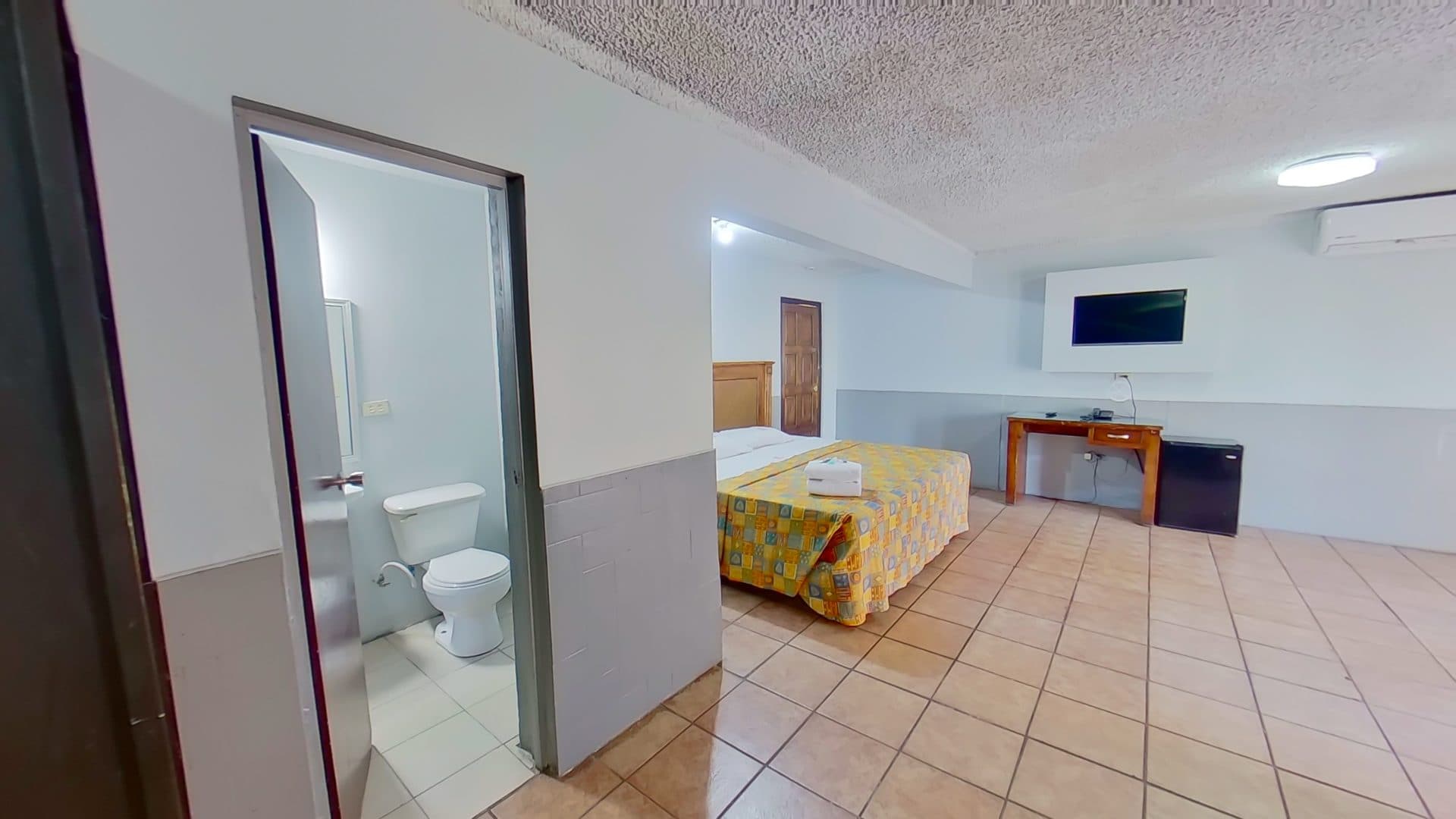 Acceso al baño privado de la habitación doble