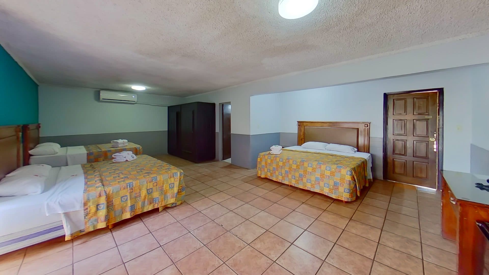 Vista amplia de la habitación doble con clóset